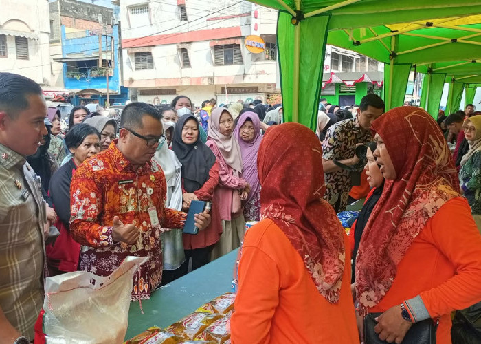 Berburu Pangan Murah, Warga Serbu GPM di Pasar Mambo II Muara Enim
