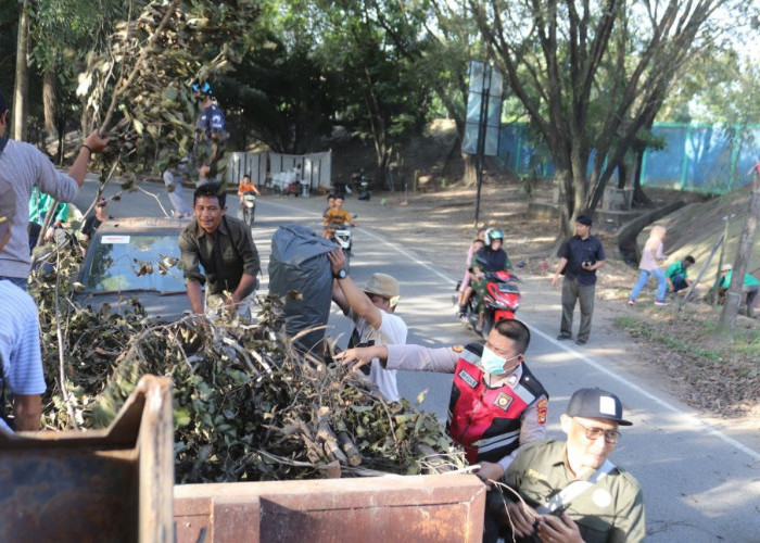 Polres Muara Enim Gelar BELIDA ASRI dengan Kegiatan Tambal Jalan Berlubang