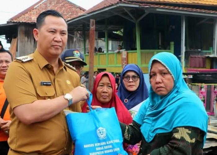 Pemkab Muara Enim Serahkan Bantuan untuk Korban Kebakaran Rumah di Desa Karang Raja