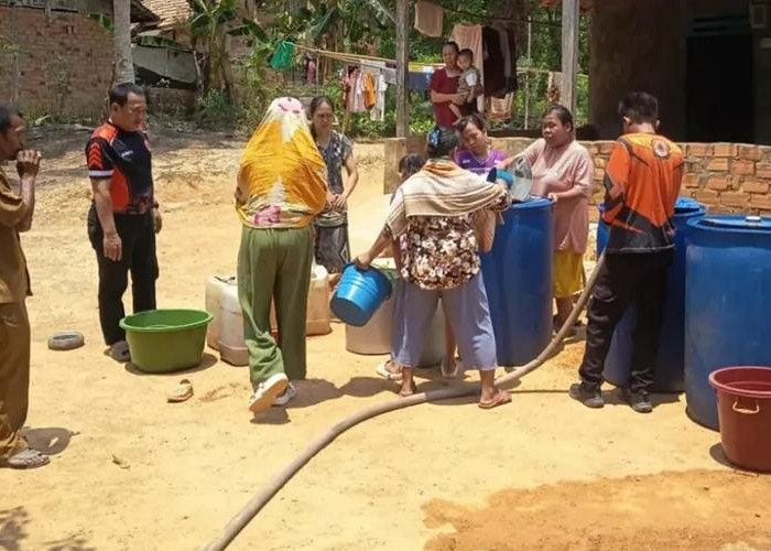 BPBD Muara Enim Salurkan 14 Ribu Liter Air Bersih