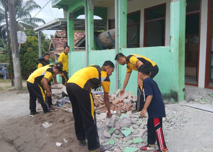 Polsek Gunung Megang Bersihkan dan Bantu Renovasi Masjid Al Ikhlas