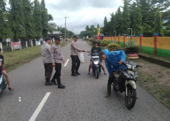 Personil Polsek Berbagi Takjil untuk Masyarakat