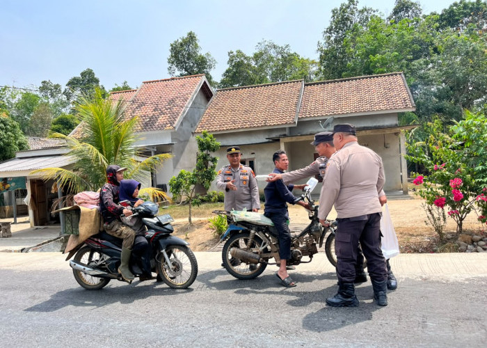 Peduli dan Kebersamaan, Polisi Bagikan Nasi Kotak