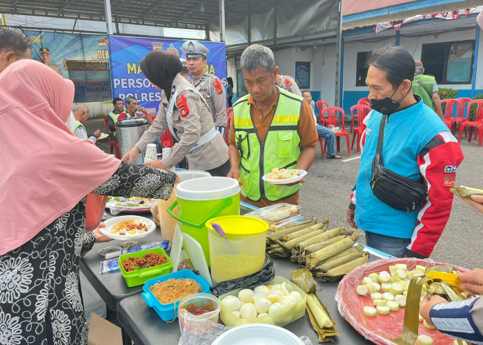 Satlantas Polres Muara Enim Gelar Makan Bersama Tukang Ojek, Tukang Becak dan Warga