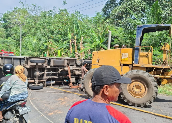 Pecah Ban Belakang, Mobil Box Ini Terbalik di Gelumbang Muara Enim