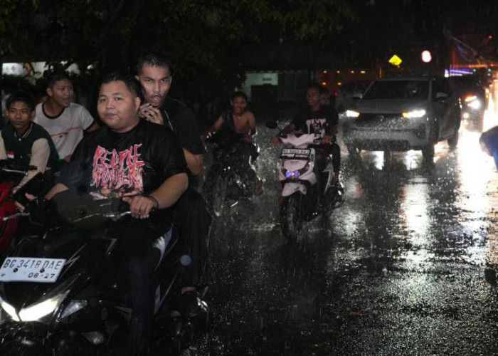 Semarak Pawai Takbir Muara Enim Tetap Jalan di Tengah Hujan