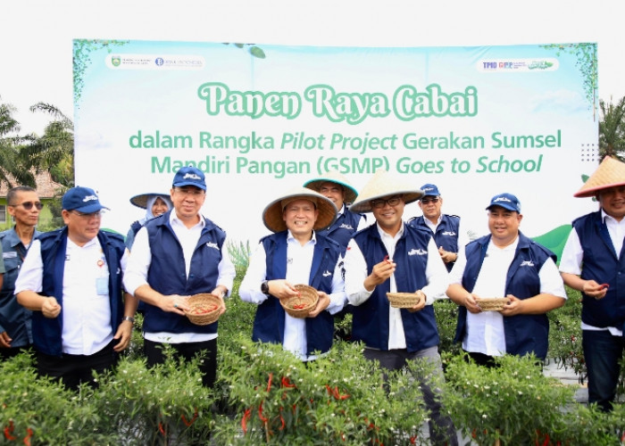 Sekda Muara Enim Dampingi Pj Gubernur Sumsel Panen Raya Cabai di Proyek Percontohan SMK Negeri 1 Gelumbang