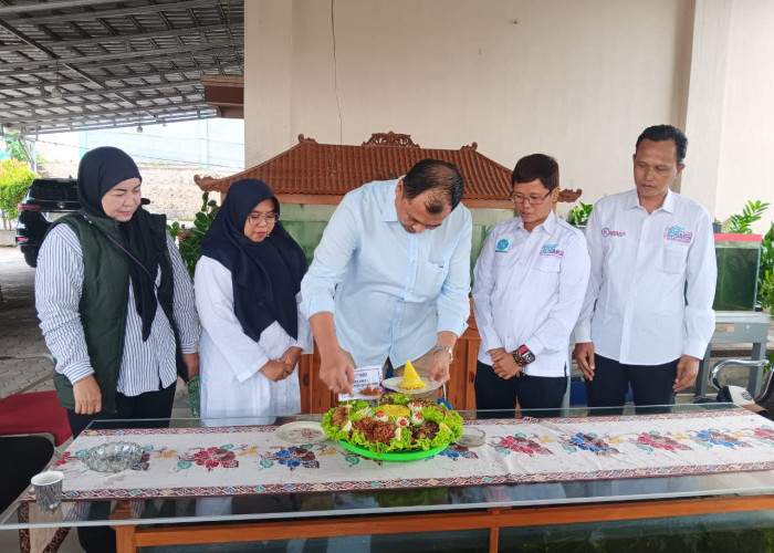 Peringati HPN 2025, SMSI OKU Selatan Potong Tumpeng Bersama Bupati Terpilih