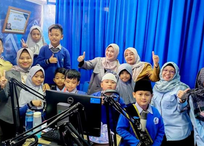 Guna Mengenalkan Media Informasi, Siswa SD Bukit Asam Belajar di Studio Radio Kominfo Muara Enim 