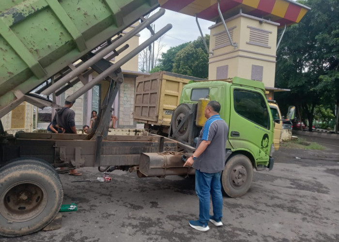 Anggota DPRD Muara Enim Tegur Sopir Truk yang Parkir di Area Pintu GOR Pancasila