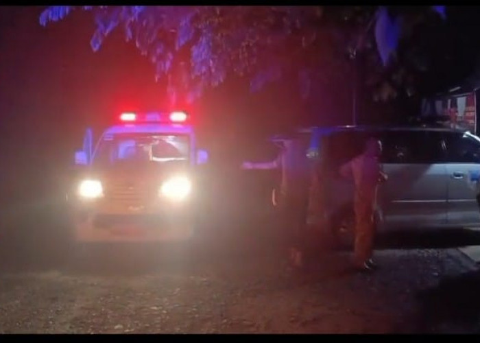 Anggota Polsek Gunung Megang Sigap Bantu Evakuasi Bayi Sakit Saat Ambulans Alami Kendala