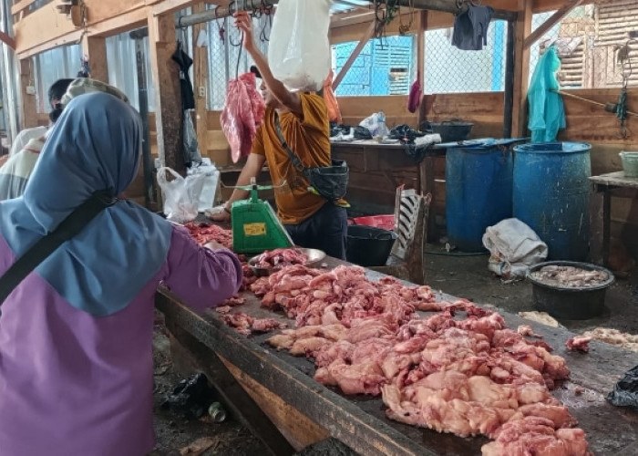 Jelang Ramadan, Daging Sapi Laris Manis di Pasar Muara Enim