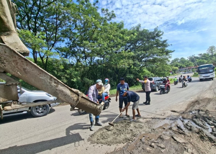 Pasca Terjadi Kecelakaan, Bhabinkamtibmas Bersinergi dengan PT USI Perbaiki Jalan Berlubang di Tanjung Enim
