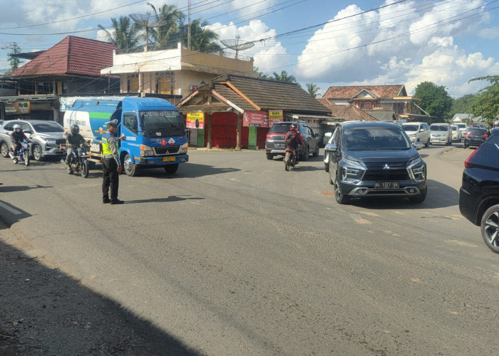 Satgas Kamseltibcarlantas Operasi Lilin Musi 2025 Polres Muara Enim Atur Arus Lalin di Titik Rawan Kemacetan