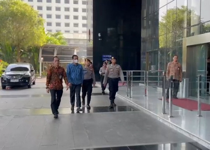 Tiba di Gedung Merah Putih KPK, Bupati Muara Enim Edison Tak Respons Pertanyaan Wartawan