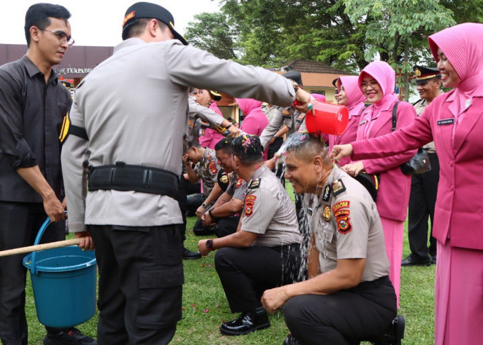 Kapolres Muara Enim Mandikan Personel Naik Pangkat dengan Air Kembang