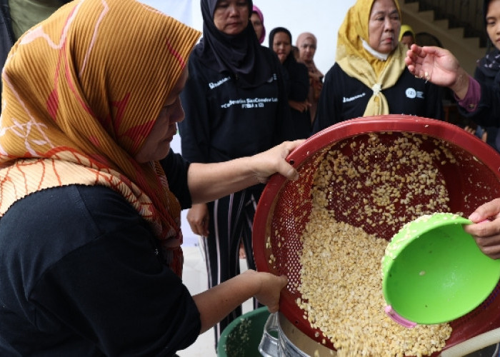 PT Bukit Asam dan IZI Berdayakan Masyarakat Desa Prabu Menang Lewat Usaha Tempe