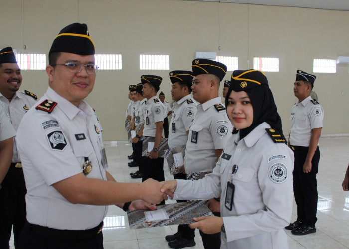 16 Orang Pegawai Lapas Muara Enim Naik Pangkat