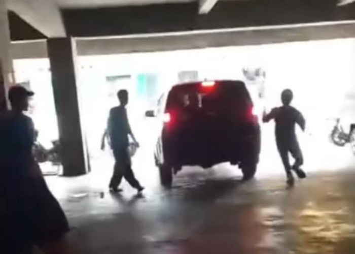 Diduga Mesum di Parkiran, Innova Reborn Kabur Tabrak Portal Pasar Muara Enim