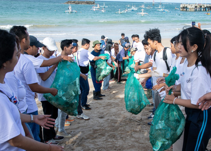 BRI Peduli Ajak Masyarakat Bersih-bersih Pantai untuk Lingkungan Berkelanjutan di Pantai Kedonganan Bali