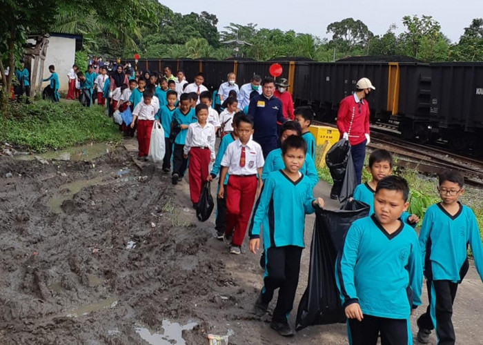 TeL Melaksanakan Kegiatan CSR Lokal ‘Relawan Bersih-Bersih Sekolah’ dengan Para Murid