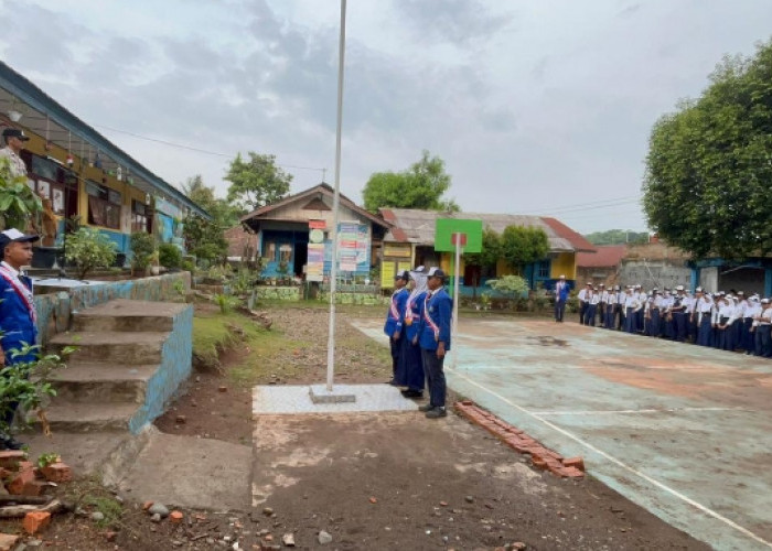 Bhabinkamtibmas Kelurahan Tanjung Enim Selatan Ajak Pelajar jadi Generasi Disiplin dan Berakhlak Baik