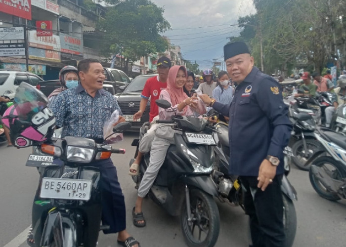 DPD NasDem Muara Enim Bagikan 500 Kotak Takjil