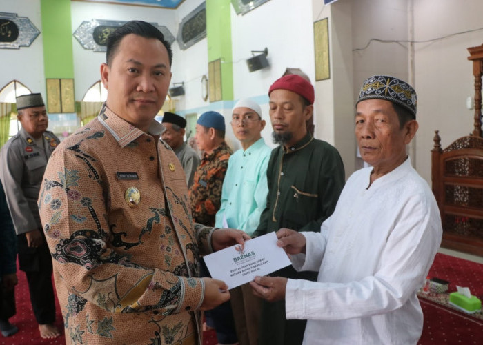 Pj Bupati Muara Enim Salurkan Zakat Mall Kepada 305 Asnaf Fisabilillah