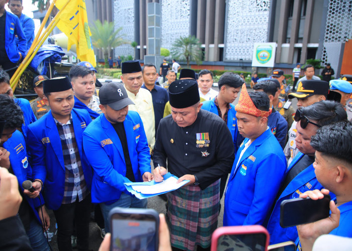Temui Massa PMII, Gubernur Herman Deru Tegaskan Komitmen Transparansi Anggaran dan Perbaikan Infrastruktur
