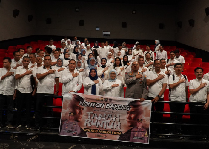 Semangat Kebersamaan Menggema, 75 Personel Polres Muara Enim Nobar Film Tanah Runtuh