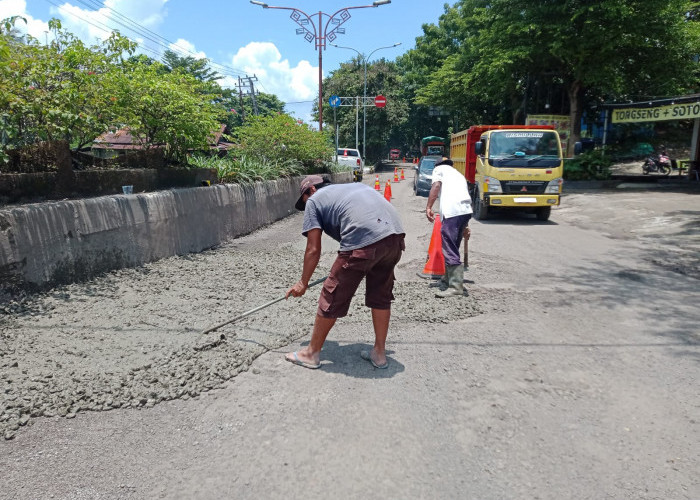 Perbaikan Darurat, Dinas PUPR Muara Enim Cor Jalan Rusak