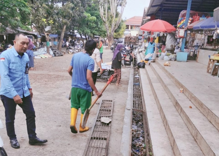 Jaga Kenyamanan, Pegawai UPTD Pasar Muara Enim Lakukan Bersih-bersih