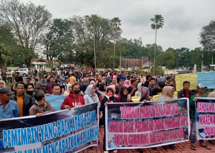 Ratusan Warga Gunung Megang Dalam Geruduk Kantor Bupati Muara Enim, Ini Tuntutannya