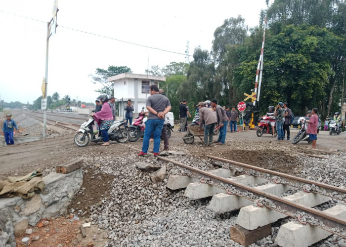 Warga Minta Pengaspalan di Rel Perlintasan KA Kelurahan Muara Enim Segera Diselesaikan