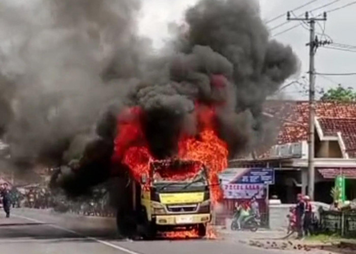 Angkut Ubi dari Pagaralam, Truk Ini Terbakar di Gelumbang