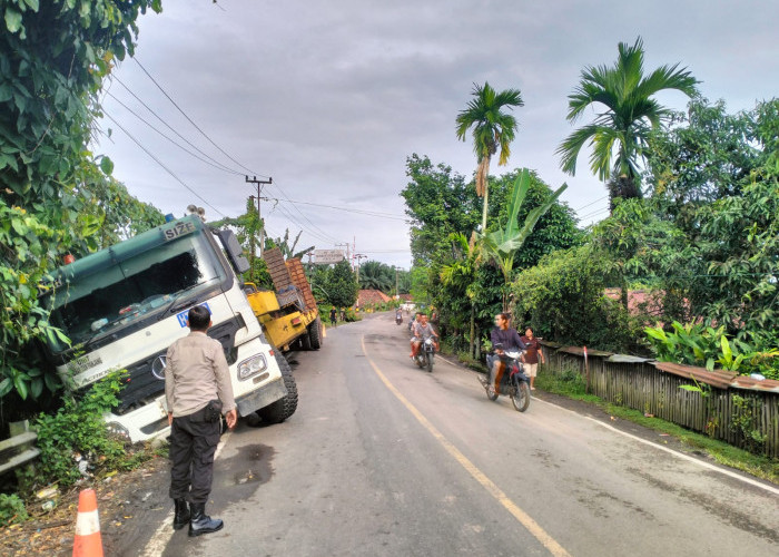 Truk Trailer Bawa Alat Berat Terperosok, Arus Lalu Lintas di Gunung Megang Muara Enim Macet