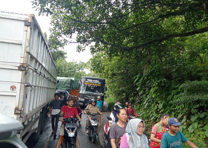 Macet Panjang 3 Km di Desa Paduraksa Kecamatan Tanjung Agung Muara Enim, Ini Penyebabnya