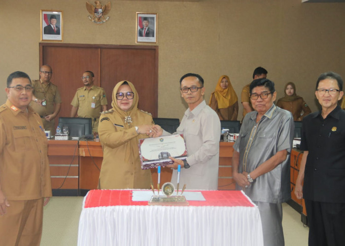 Plt Bupati Sumarni Serahkan Raperda Pertanggungjawaban 2025 ke DPRD Muara Enim