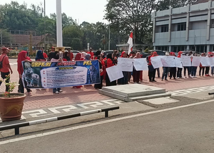Ratusan Pedagang di Muara Enim Tuntut Kepastian Kios Pasar