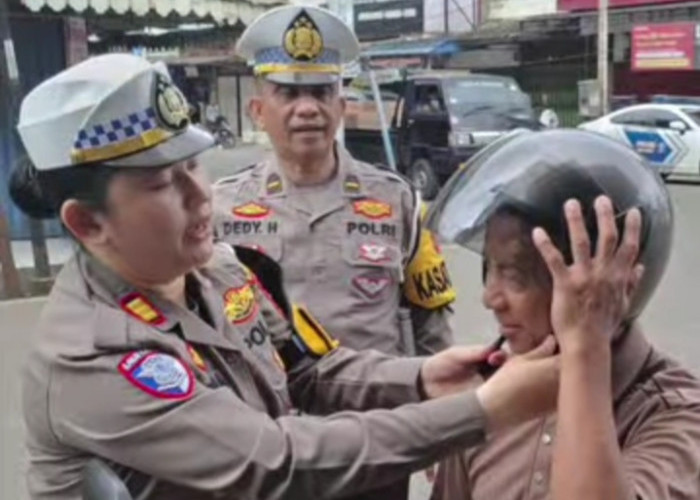 Demi Keselamatan Pengendara, Satlantas Polres Muara Enim Bagikan Helm SNI