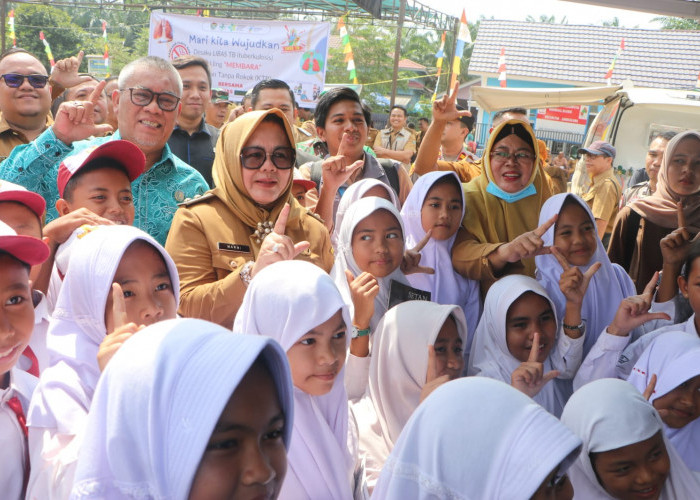 Pemkab Muara Enim Serahkan Bantuan Mobil Desa Hingga Program RTLH