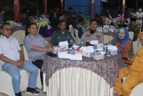 Bupati Bersama Ketua TP PKK Melemang di Desa Muara Lawai