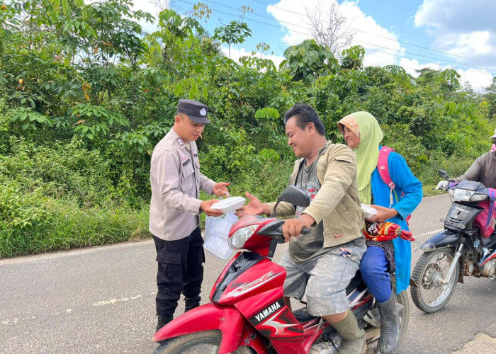 Polri Peduli: Polsek Rambang Berbagi Nasi Kotak di Kegiatan Jumat Berkah