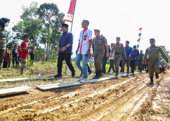 Kunjungi Desa Sukaraya di Musi Rawas, Gubernur Sumsel Herman Deru Lakukan Hal Ini