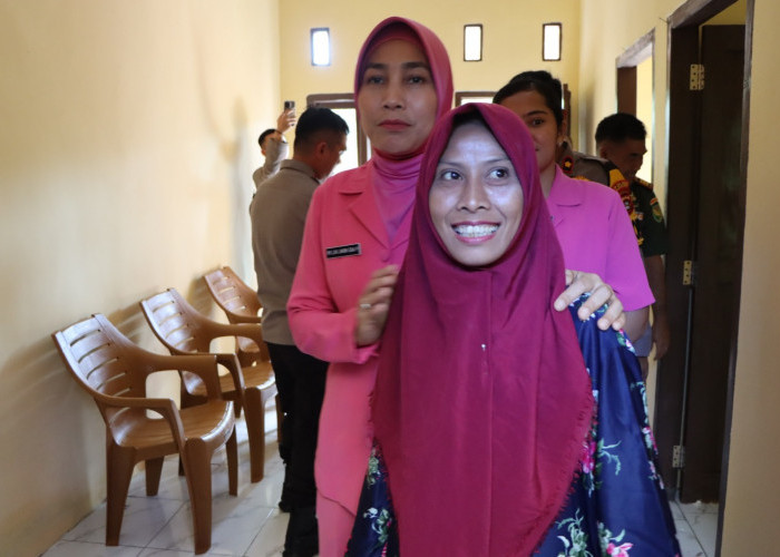 Berbagi Kebahagiaan, Polres Muara Enim Rehab Rumah Warga Harapan Jaya
