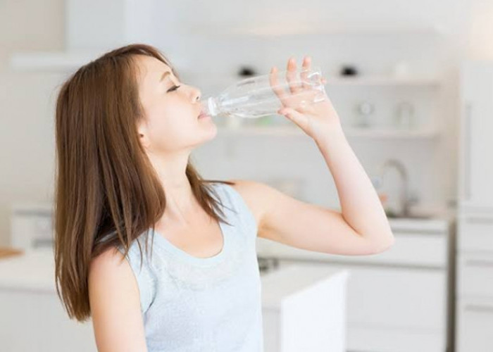 4 Manfaat Rutin Minum Air Putih Hangat Setiap Pagi, Nomor 2 Tak Terduga