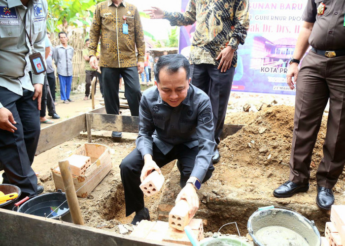 Pj Gubernur Sumsel Letakkan Batu Pertama Pembangunan Rumah Layak Huni Program GBRSSS di Prabumulih
