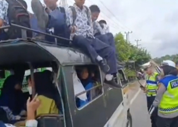 Astaga, Para Pelajar Ini Nekat Duduk di Atap Mobil, Ini yang Dilakukan Polisi, Tegas!