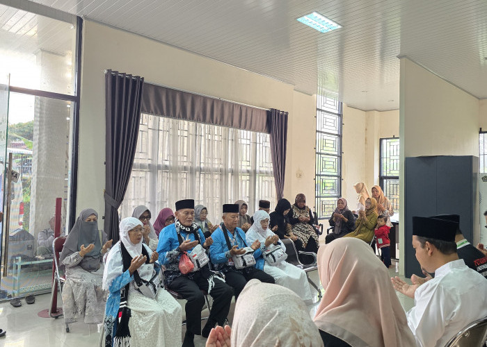 Calon Jemaah Haji Muara Enim Kloter 12 Dilepas