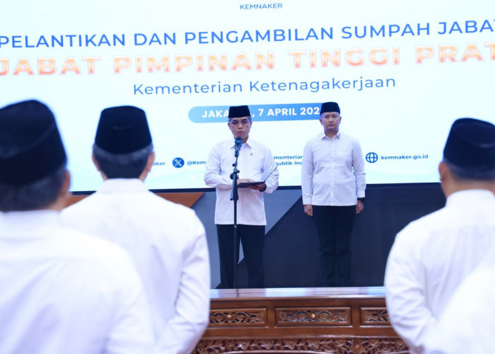 Lantik 12 Pejabat, Menaker Yassierli: Jabatan Bukan Sekadar Posisi, Layanan Publik Harus Jadi Prioritas